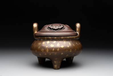 A Chinese gold-splashed bronze censer with wooden cover, Xuande mark, 17/18th C.