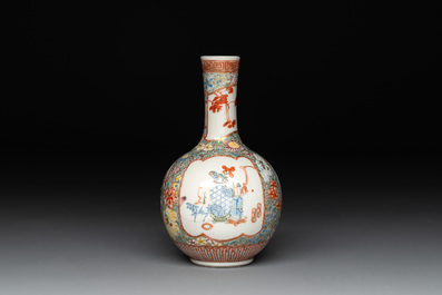 A Chinese famille rose bottle vase, Ju Ren Tang 居仁堂製 mark, Republic
