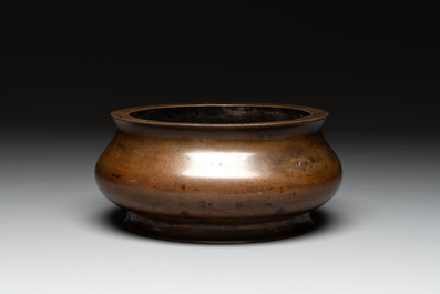 A large Chinese bronze censer, Xuande mark, 17/18th C.