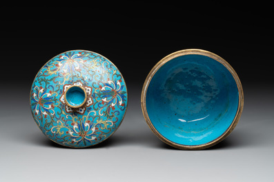 A Chinese cloisonn&eacute; 'lotus scroll' bowl and cover, 18/19th C.