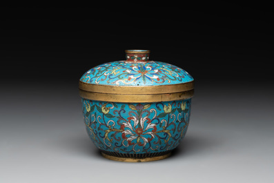 A Chinese cloisonn&eacute; 'lotus scroll' bowl and cover, 18/19th C.