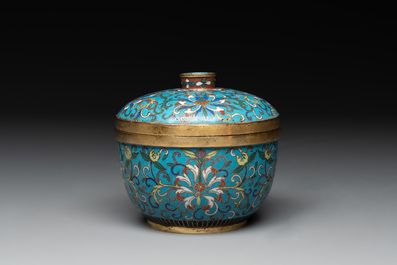 A Chinese cloisonn&eacute; 'lotus scroll' bowl and cover, 18/19th C.
