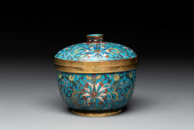 A Chinese cloisonn&eacute; 'lotus scroll' bowl and cover, 18/19th C.