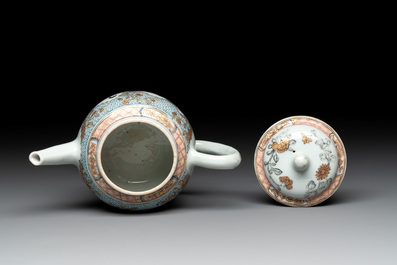 A fine Chinese famille rose and grisaille teapot with figural design, Yongzheng
