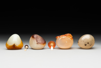 Nine Chinese jade and agate snuff bottles, 19/20th C.