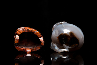 A Chinese agate 'chilong' brush washer and a water pot with Buddhist lions, 19th C.