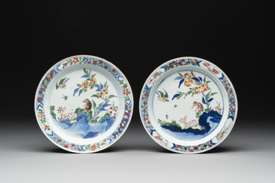 A pair of Chinese wucai ko-sometsuke 'monkey and deer' plates for the Japanese market and a tomobako, Chenghua mark, Chongzhen