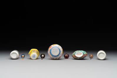 Three Chinese famille rose snuff bottles and two painted glass snuff bottles, Qianlong and Jujiutang mark, 19/20th C.