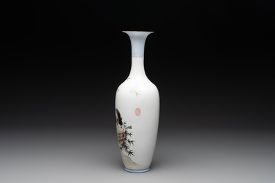 A Chinese polychrome-decorated eggshell 'cat' vase, Zhong Guo Jingdezhen Zhi 中國景德鎮製 mark, 20th C.