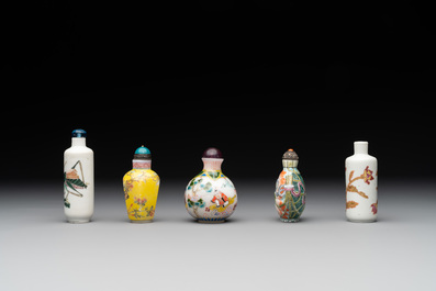 Three Chinese famille rose snuff bottles and two painted glass snuff bottles, Qianlong and Jujiutang mark, 19/20th C.