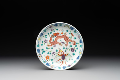 A Chinese famille verte covered jar, two vases mounted as lamps and a tazza, 19th C.