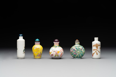 Three Chinese famille rose snuff bottles and two painted glass snuff bottles, Qianlong and Jujiutang mark, 19/20th C.