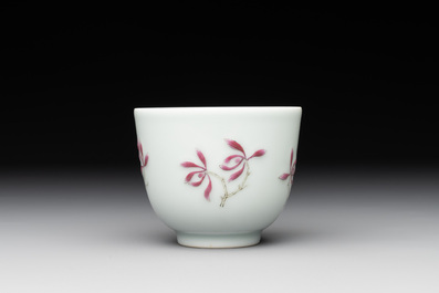 A Chinese famille rose 'orchid' cup, Tui Si Tang Zhi 退思堂製 mark, 19/20th C.