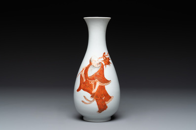 A Chinese gilt-decorated iron-red- and grisaille vase and a fitted box, Hongxian mark, Republic