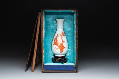 A Chinese gilt-decorated iron-red- and grisaille vase and a fitted box, Hongxian mark, Republic