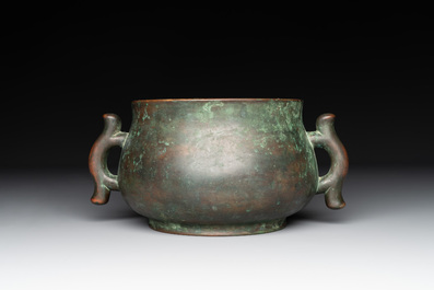 A Chinese bronze censer with 'ji 戟' handles, Zhi Xuan 致軒 mark, 17/18th C.