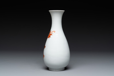 A Chinese gilt-decorated iron-red- and grisaille vase and a fitted box, Hongxian mark, Republic