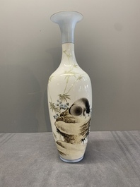 A Chinese polychrome-decorated eggshell 'cat' vase, Zhong Guo Jingdezhen Zhi 中國景德鎮製 mark, 20th C.