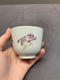 A Chinese famille rose 'orchid' cup, Tui Si Tang Zhi 退思堂製 mark, 19/20th C.