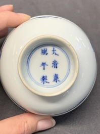 A Chinese blue and white 'dragon' cup, Kangxi mark, 19/20th C.