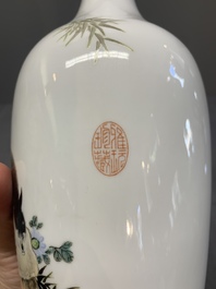 A Chinese polychrome-decorated eggshell 'cat' vase, Zhong Guo Jingdezhen Zhi 中國景德鎮製 mark, 20th C.