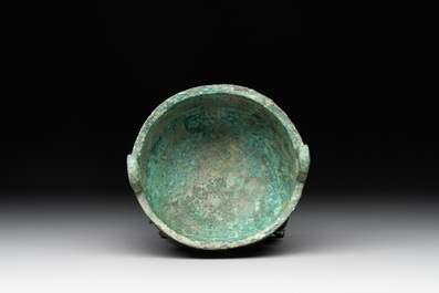A rare Chinese archaic bronze tripod ritual food vessel, 'ding 鼎', Shang