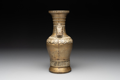 A Chinese bronze vase with lion-form handles, 17/18th C.