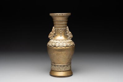 A Chinese bronze vase with lion-form handles, 17/18th C.