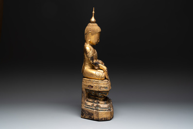 A fine Burmese mica-inlaid gilt-lacquered wooden Buddha, 19th C.