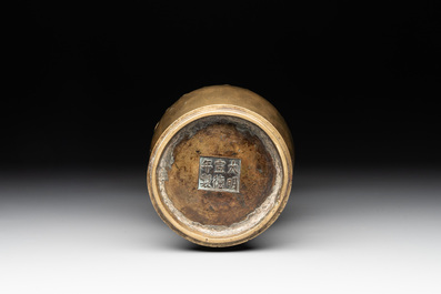 A Chinese bronze vase with lion-form handles, 17/18th C.