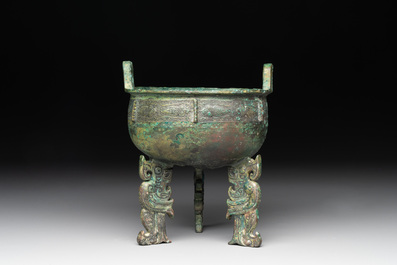 A rare Chinese archaic bronze tripod ritual food vessel, 'ding 鼎', Shang