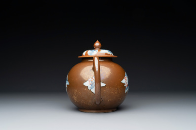 A Chinese famille rose ruby-back 'mandarin ducks' plate and a large capucin-brown-ground Imari-style teapot, 18/19th C.