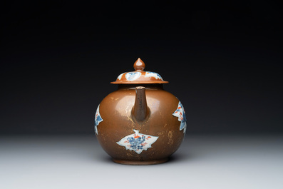 A Chinese famille rose ruby-back 'mandarin ducks' plate and a large capucin-brown-ground Imari-style teapot, 18/19th C.