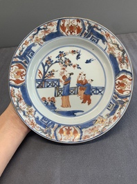 A Chinese Imari-style plate with figures in a garden, Kangxi/Yongzheng