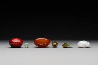 Four Chinese Peking glass, agate and jade snuff bottles, 19/20th C.