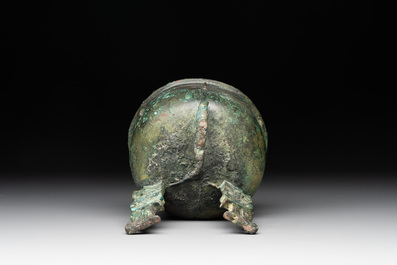A rare Chinese archaic bronze tripod ritual food vessel, 'ding 鼎', Shang