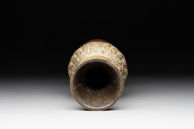 A Chinese bronze vase with lion-form handles, 17/18th C.