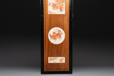 A Chinese four-part folding screen with iron-red-decorated porcelain plaques, 19/20th C.