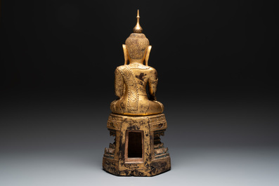 A fine Burmese mica-inlaid gilt-lacquered wooden Buddha, 19th C.