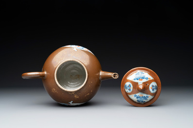 A Chinese famille rose ruby-back 'mandarin ducks' plate and a large capucin-brown-ground Imari-style teapot, 18/19th C.