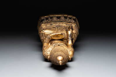 A fine Burmese mica-inlaid gilt-lacquered wooden Buddha, 19th C.