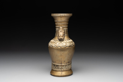 A Chinese bronze vase with lion-form handles, 17/18th C.