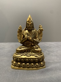 A Sino-Tibetan gilt bronze figure of a lama, 18/19th C.