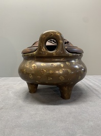 A Chinese gold-splashed bronze censer with wooden cover, Xuande mark, 17/18th C.