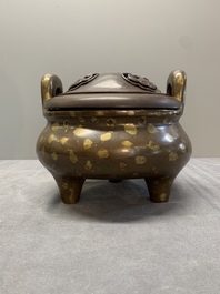 A Chinese gold-splashed bronze censer with wooden cover, Xuande mark, 17/18th C.