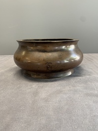 A large Chinese bronze censer, Xuande mark, 17/18th C.