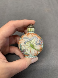 Three Chinese famille rose snuff bottles and two painted glass snuff bottles, Qianlong and Jujiutang mark, 19/20th C.