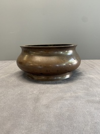 A large Chinese bronze censer, Xuande mark, 17/18th C.
