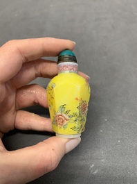 Three Chinese famille rose snuff bottles and two painted glass snuff bottles, Qianlong and Jujiutang mark, 19/20th C.