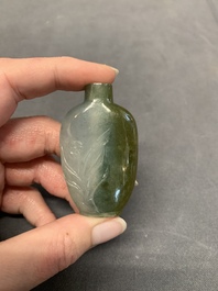 Four Chinese Peking glass, agate and jade snuff bottles, 19/20th C.